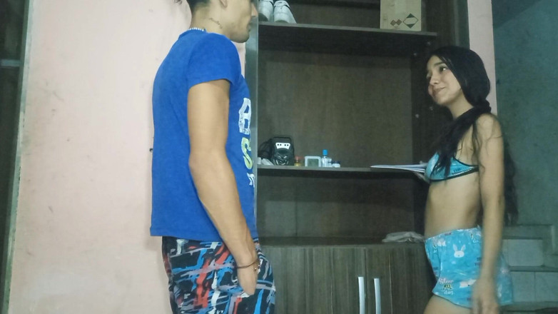 gledyxxx: Přijdu a najdu svou nevlastní sestru, jak uklízí pokoj, skončím...