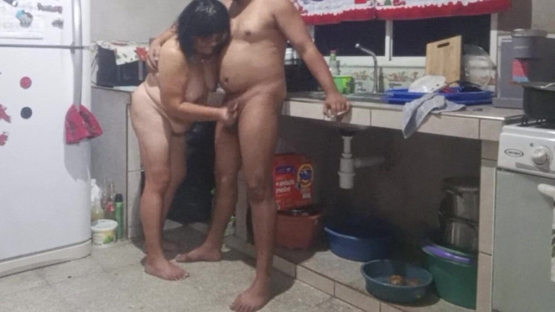 Milfta boohot: Üvey annem bana mutfakta ne kadar lezzetli veriyor