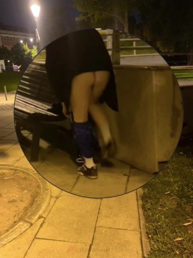 AmateurMates: Amador Garoto Pego Trocando De Roupa Em Um Parque, Mostrando...