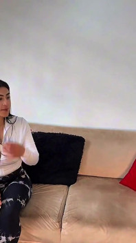 Sesja zdjęciowa z moją sąsiadką wymyka się spod kontroli i w końcu zjadam jej ciasną cipkę