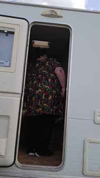 SSBBW biedronki kontra drzwi przyczepy kempingowej