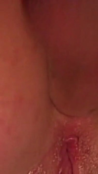 L'appassionata mangiata di figa spinge la milf mora all'orgasmo esplosivo