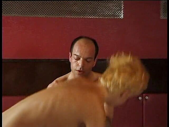 Cock Giants: Сексуальна блондинка мамка скаче на великому члені