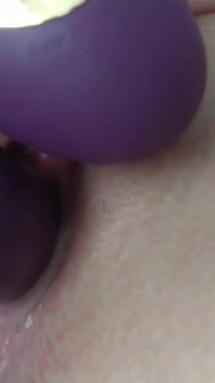 Ma demi-sœur me montre à quoi ressemble un vagin quand elle atteint l’orgasme, elle finit trempée