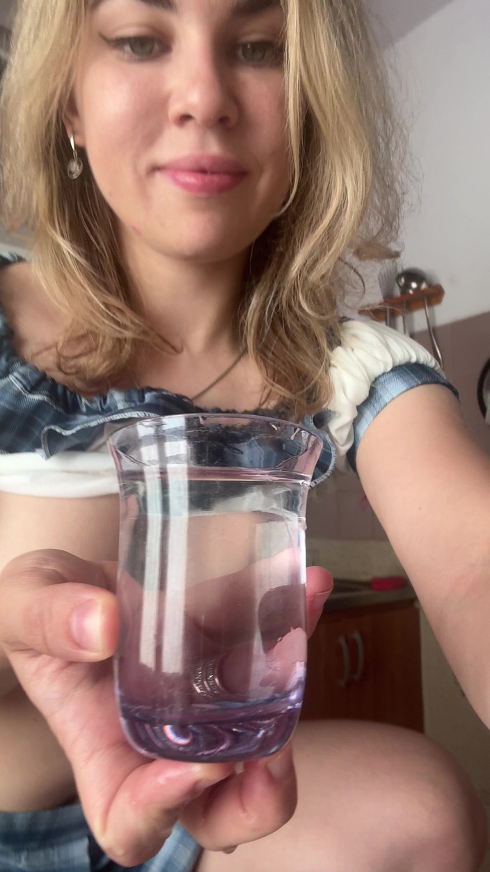 Misty Phoenix: Tato dívka se dnes rozhodla čůrat do sklenice pro tebe