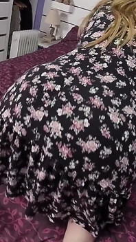 Minha meia-irmã puxa o decote para me mostrar seus peitões naturais. Então eu fodo sua bunda branca gorda de quatro