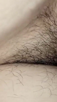 Harig poesje en harige oksels, mollige vrouw Netu scheert poesje, gezwollen poesje, geschoren poesje