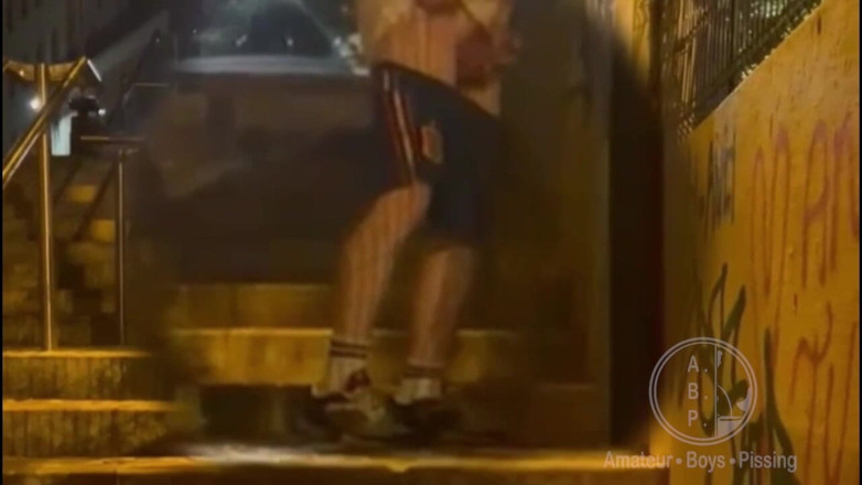 AmateurBoysPissing: Hetero-junge Erwischt Beim Zweiten Mal in Der Selben Nacht Beim...