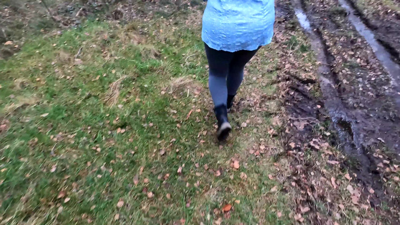 Bouncy Tits Action: Bogel dalam hutan - sebatan tetek