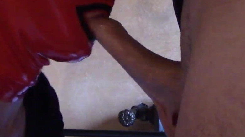 LauraOnHeels: MILF chupa una polla grande en primer plano