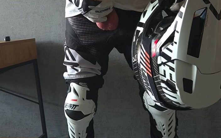 Sneakersmax98: Кремовий пиріг на моєму mxhelmet