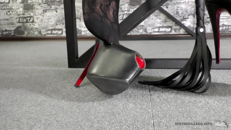 Mistress Legs: Вид госпожи с пола