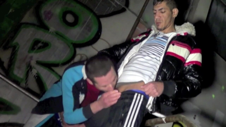 Crunch Boy: Tony zerżnięty przez prostego łuszczącego się chłopca na zewnątrz