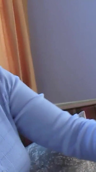 Maria, mamie mature salope, se fait baiser elle-même