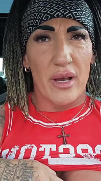 Je sors mes seins et je me baise dans la voiture pour qu’ils puissent me voir