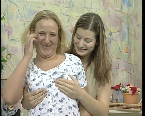 YOUR FIRST PORN: 2 przyjaciół = dwa wibratory