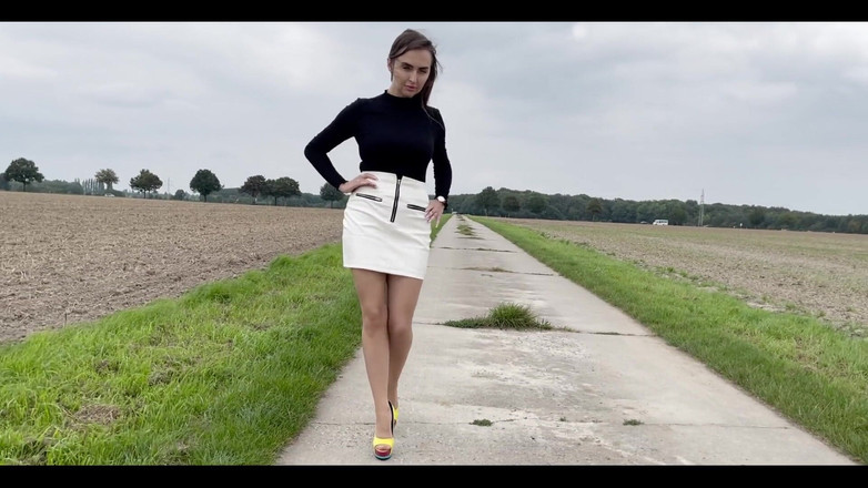 Goddess Lena: Procházka v podpatcích, část 2