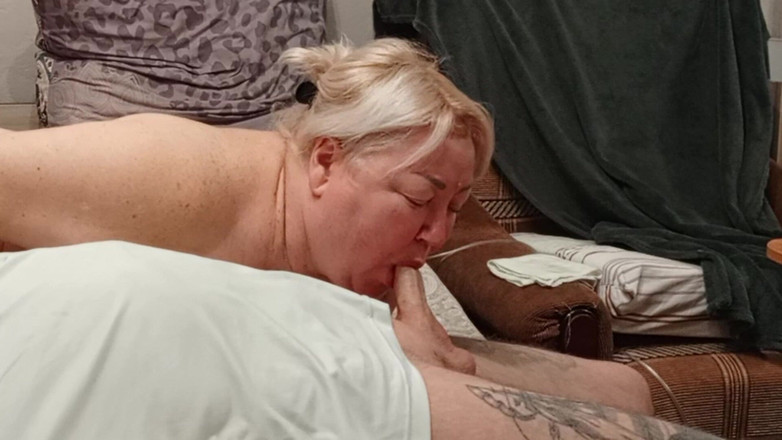 Zona901: Сусідка любить брати член у горло і ковтати сперму