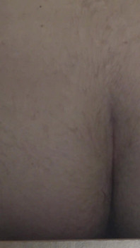 Tentando caber este consolo enorme de lagarto na minha bunda apertada