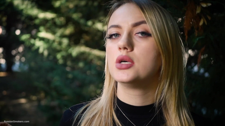 Russian Smokers: 热辣的金发女郎在大自然中抽一支黑色香烟