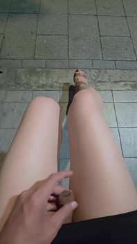 สาวออฟฟิศสวมรองเท้าส้นสูงเย็ดกลางแจ้ง