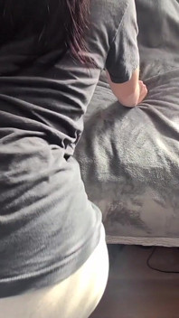 Vedere la persoana 1 - soție care face opturi și se freacă în pantaloni de pulover