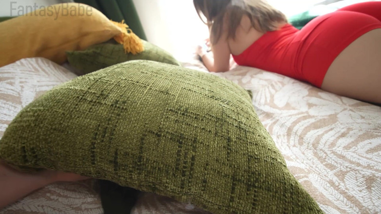 FantasyBabe: ホットなルームメイトの女の子がマッサージ中に激しく突かれる