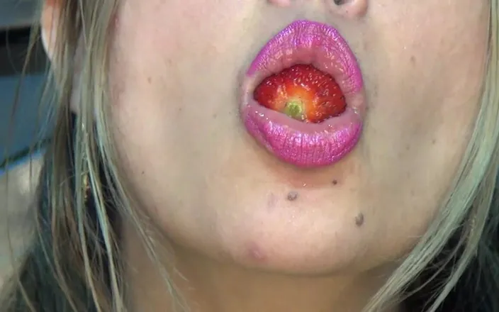 Angel eyes studio: I Swallowed a Lot of Huge Strawberries!!