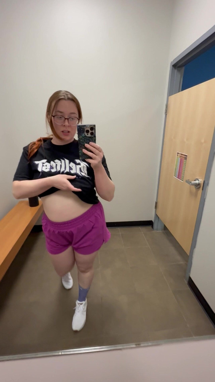 Dahlia Wolf: Gimnasio hottie strips y provocación