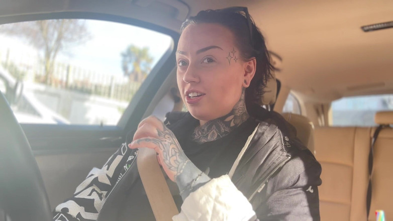 Miss Valentina: Fetisjfreak met veiligheidsgordel