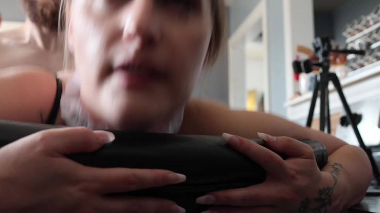 Nerdy Nympho: Pembantu sange ini dientot habis-habisan di dapur sampai memeknya menganga...