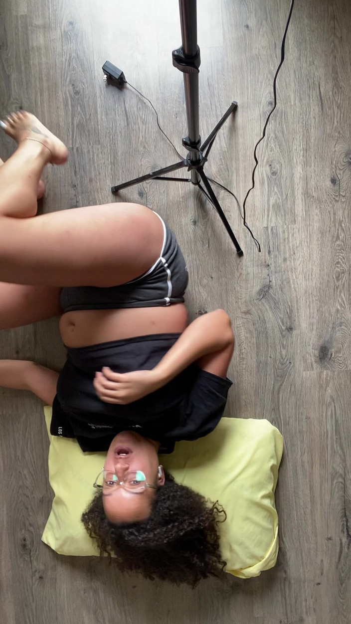 Tan feets: Tanfeets, semelles à l’envers et seins taquinent les seins blancs