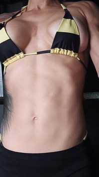 La Repartidora No Se Puede Resistir Y Me Masajea Los Abdominales??