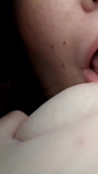 Sexy riesin lutscht ihre eigenen titten und stöhnt