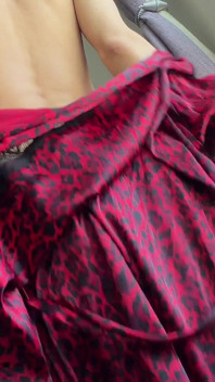 Frisky w satynowej robe