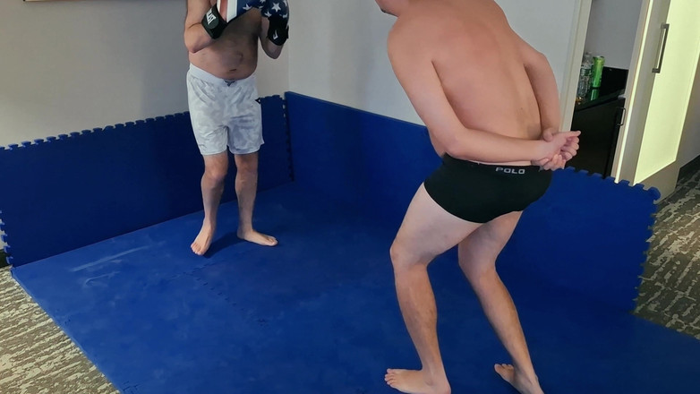 Combat and fetish: Boxerská výzva v hotelovém pokoji - Little Bear vs Jobber