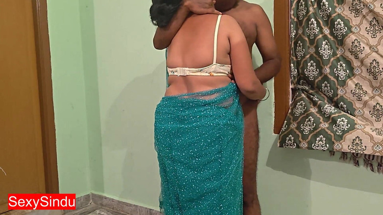 Sexy sindu: Tante seksi india pamer kain sperma hangatnya di balik kain...