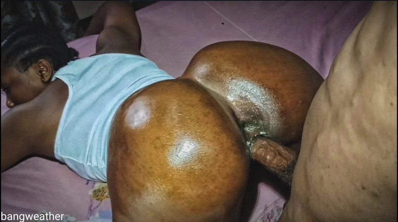 Bangweather: 黑人大屁股被大黑屌干