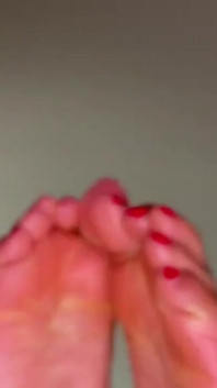 Pink foxx si toglie le scarpe dopo una lunga giornata