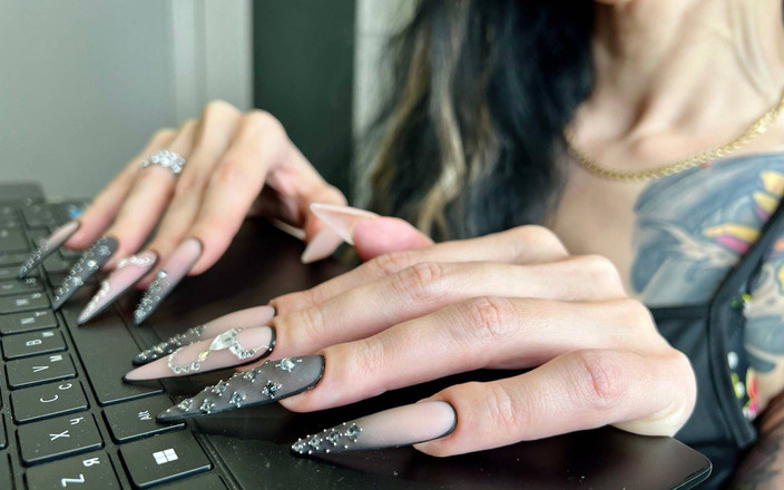 Julia domaina: Написати на клавіатурі з моїми довгими нігтями, руками