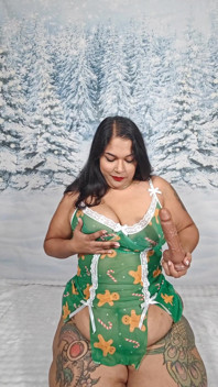 BBWがディープスロートフェラチオとストリップをあなたに提供