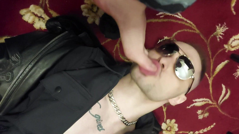 KinkySirius: Doi ofițeri de poliție au pus în scenă un joc de...