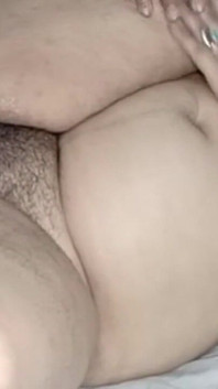Çok ateşli desi iri güzel kadın netu parmakla çok sert sikiliyor ve Hintçe seksi inliyor