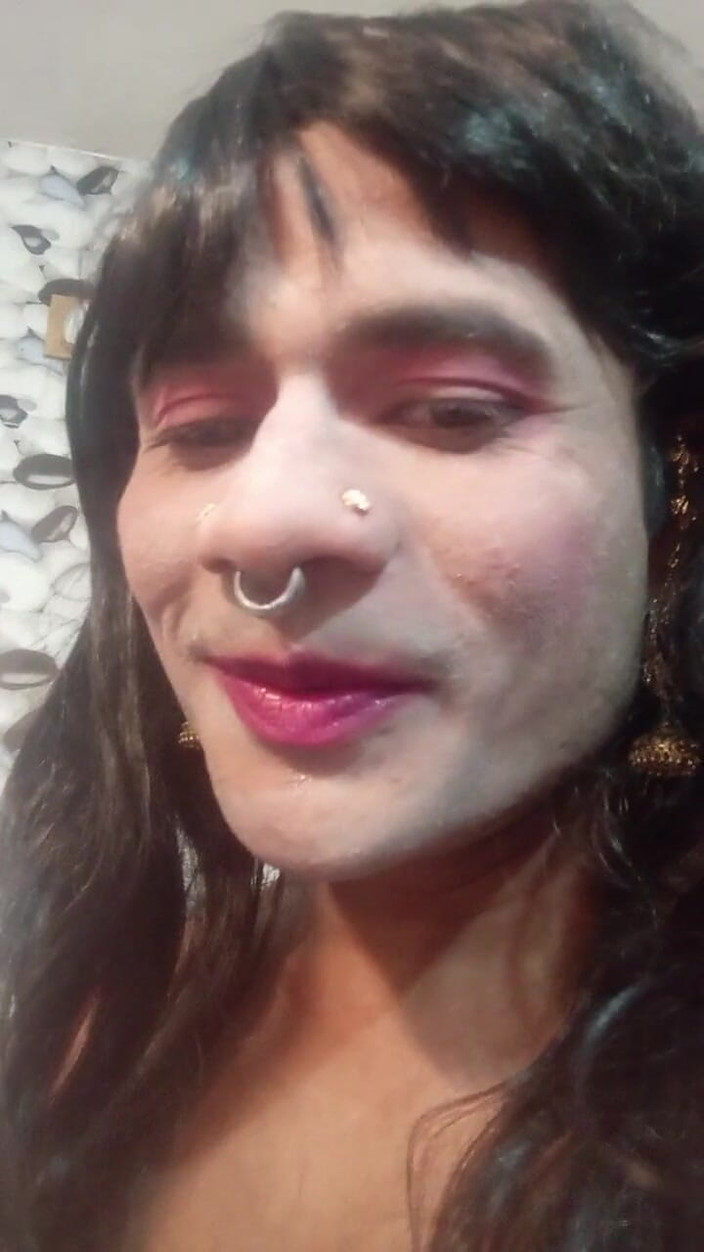 Nikita sharma: Schöner transgender trinkt 2 brille urin