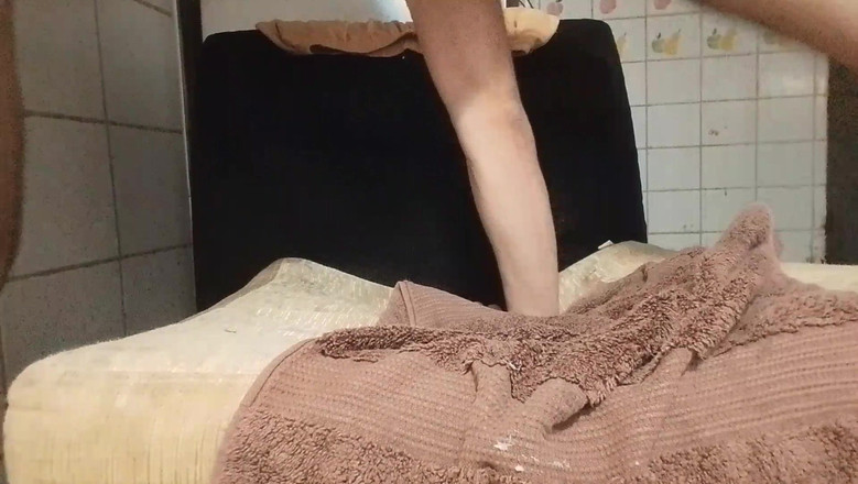 newvan: Il ragazzo cavalca il suo dildo e viene molto! Gemiti,...