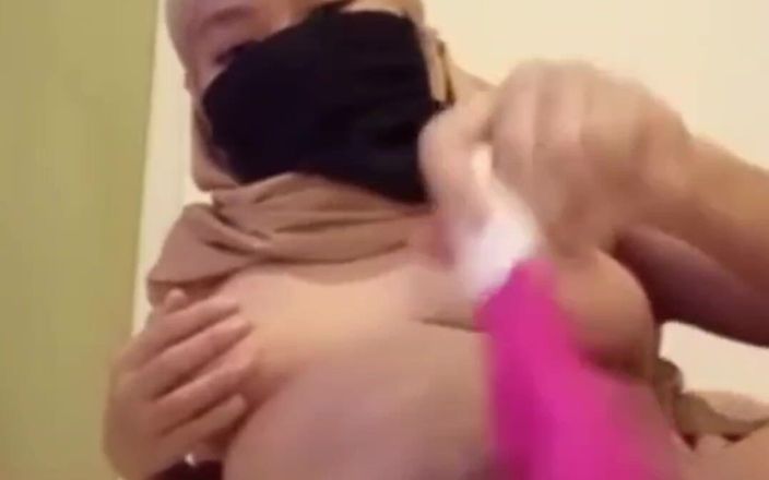 Jilbab69: कामुक हिजाब छात्रा अपनी चूत को प्लग करती है