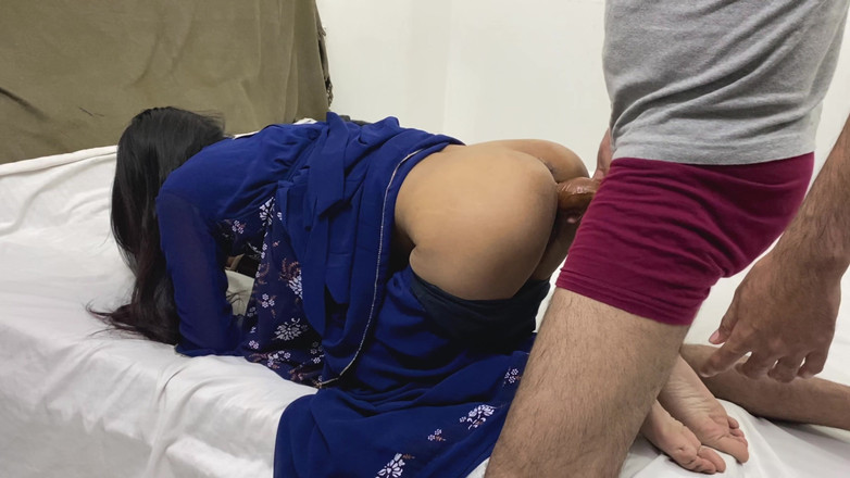 Desifilmy45: Guarda il grosso cazzo nero del patrigno, la Vergine Ragazza è...