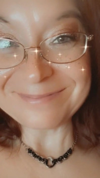Get to know this sexy MILF better.
