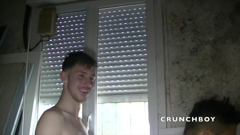 BAREBACK FUCK CLUB: James futută fără prezervativ de Mika, prietena sa