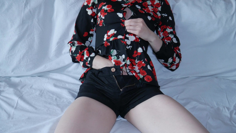 Me_little_fetish: Stiefschwester ohne bh unter ihrer bluse zeigt, wie mädchen von...